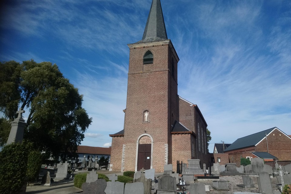 De Sint-Pantaleonkerk, met rechts ’t Nielerhof dat wordt afgebroken, zal na de grote rioleringswerken in Kerniel herbestemd worden als polyvalente ruimte. 