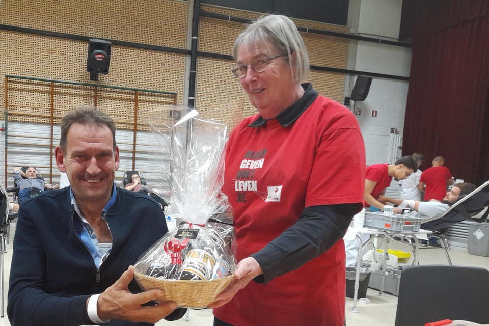 Philippe Pleyers uit Sint-Martens-Voeren werd gefeliciteerd voor 100 bloedgiften.  