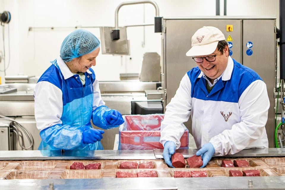 Het in Lummen ingezamelde vlees komt terecht in de fabriek van Wild Vermeersch in Roeselare, waar het wordt verpakt. 