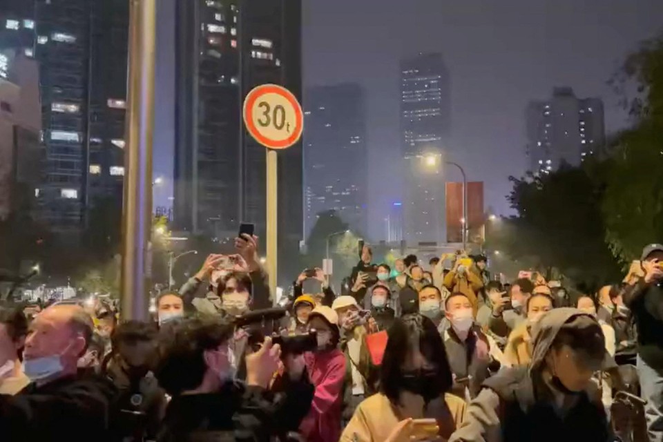Betogers op straat in Chengdu. 