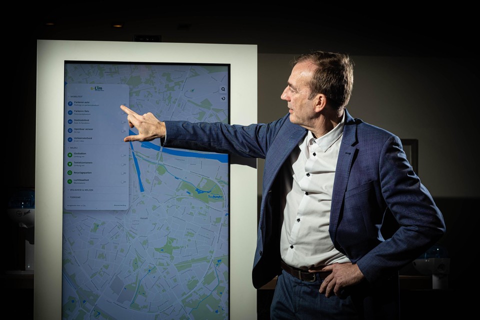 Jan Neyens, directeur s-Lim, bij de slimme kaart van Limburg. 