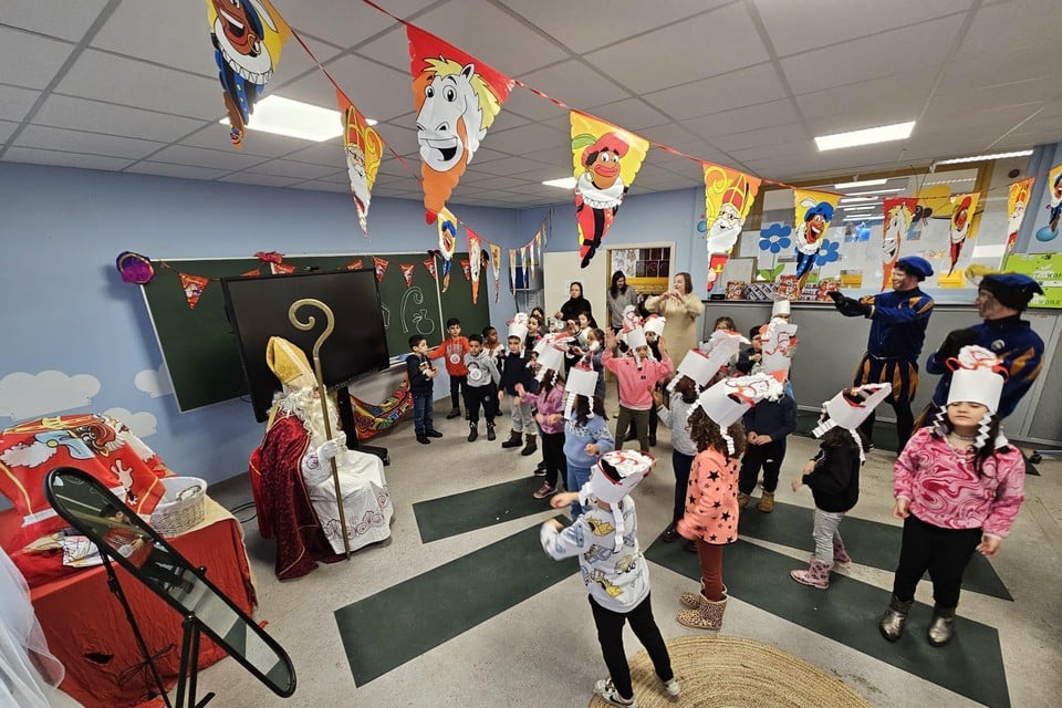 Omdat de leerlingen van de Europaschool in Genk woensdag vrij hebben, kwam Sinterklaas maandag al op bezoek.