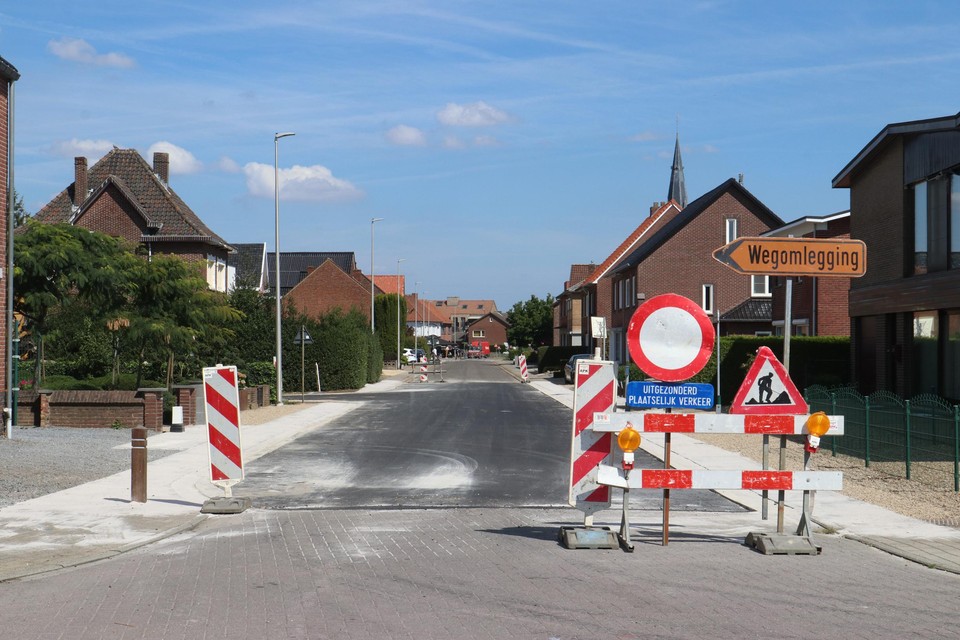 In Dilsen en Elen liggen enkele straten er al een paar weken half afgewerkt bij door een tekort aan helder bitumen. Dat is nodig om de fietspaden en fietsstraten helder rood te kleuren. 