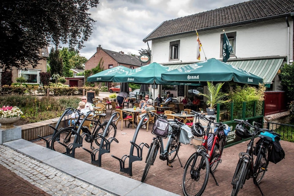Het terras van ’t Piepke ligt midden in een dorpje dat oer-Hollands aanvoelt. 