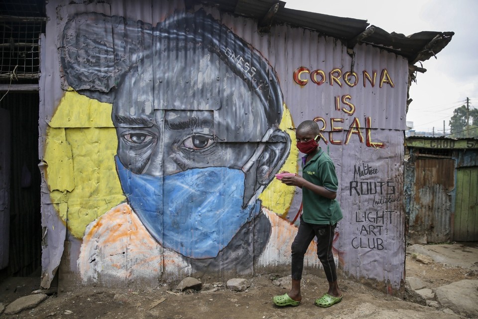 Een Keniaans jongetje in Naïrobi heeft de preventiemaatregelen tegen ­corona goed begrepen. 