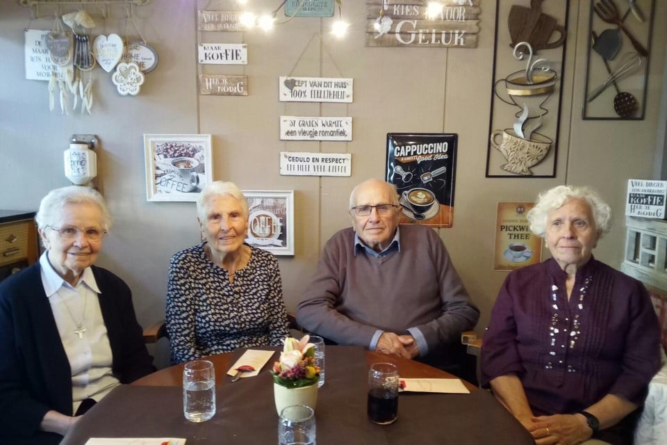 Van links naar rechts: Germaine (96), Euphrasie (94), Cyriel (92) en Marie-Louise (79). 
