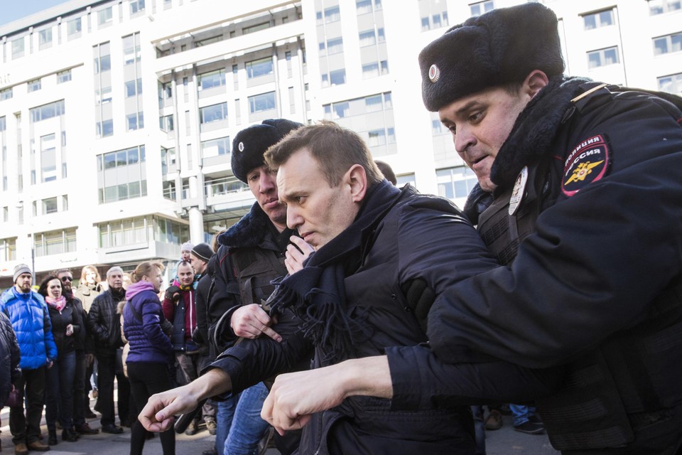 Navalny wordt opgepakt in 2017.