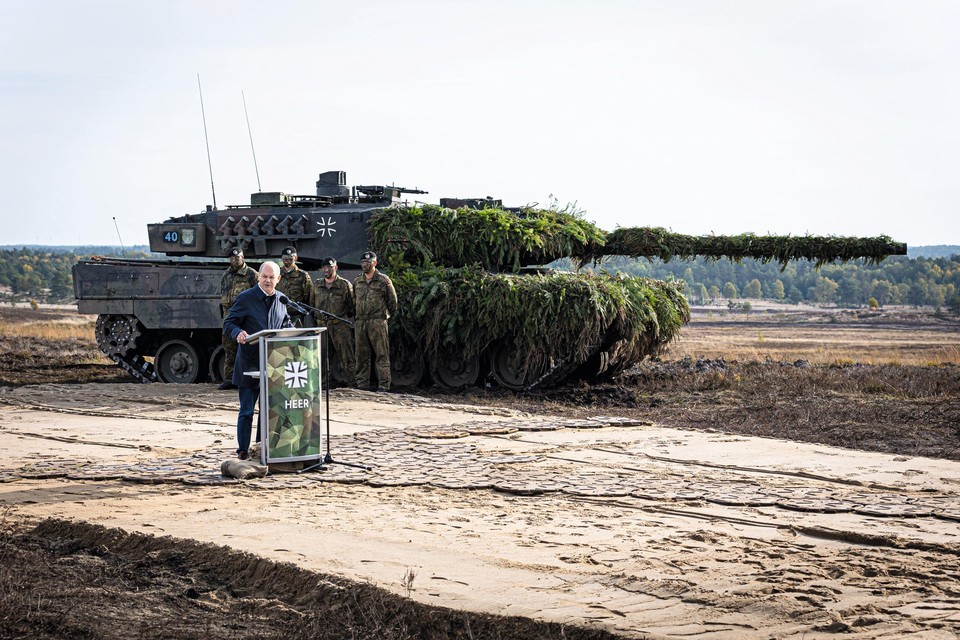 Bondskanselier Olaf Scholz bij een Leopard 2-tank