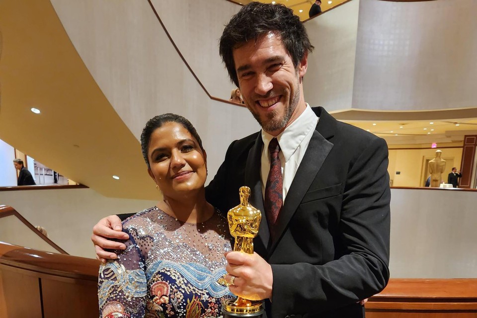 Componist Sven Faulconer en regisseur Kartiki Gonsalves tonen trots hun Oscar voor The Elephant Whisperers.
