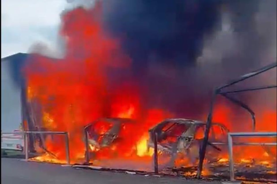 De elektrische auto’s brandden volledig uit in Lydden Hill.