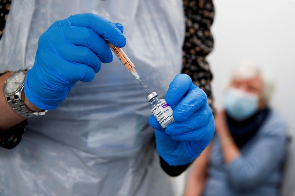 Eind deze week worden de eerste 80.000 AstraZeneca-vaccins geleverd aan ons land. De Hoge Gezondheidsraad onderzoekt of die vaccins geschikt zijn voor 65-plussers. 