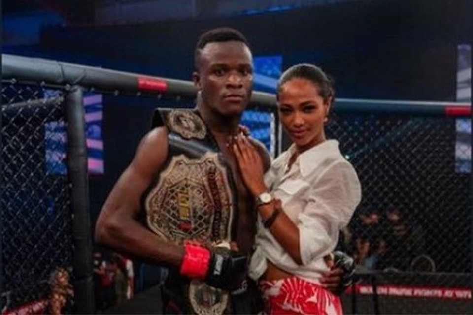 Losene Keita, een MMA-vechter, bij zijn vriendin, Miss België Kedist Deltour.  