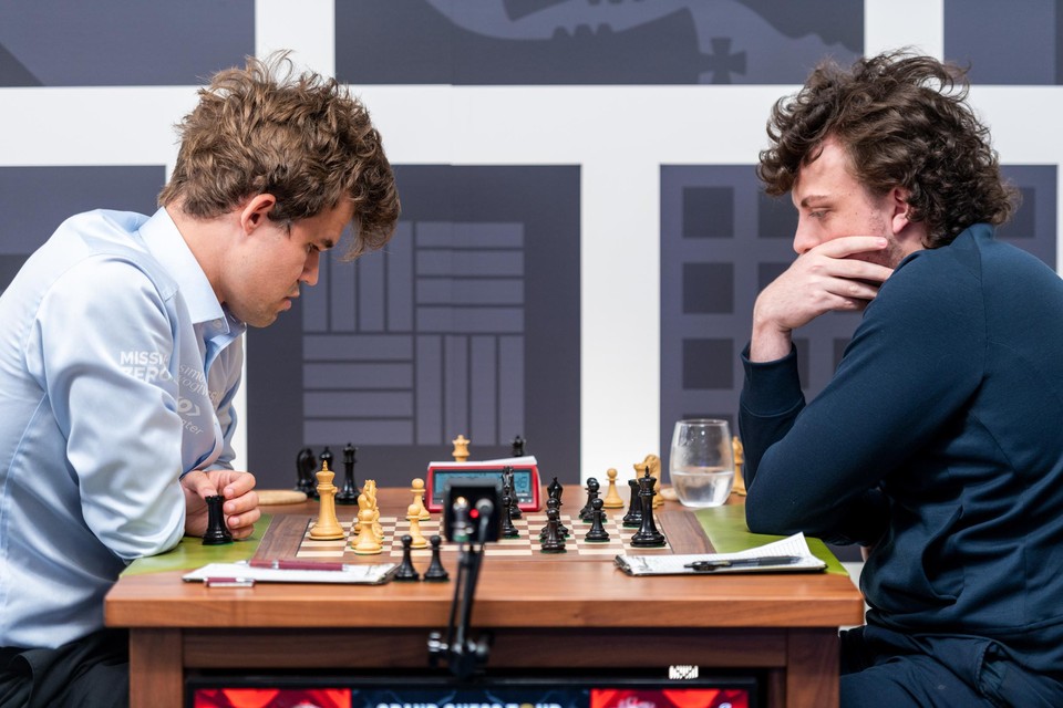 Met zwarte stukken spelen, en toch winnen tegen de wereldkampioen: Niemann (rechts) speelde het klaar.  