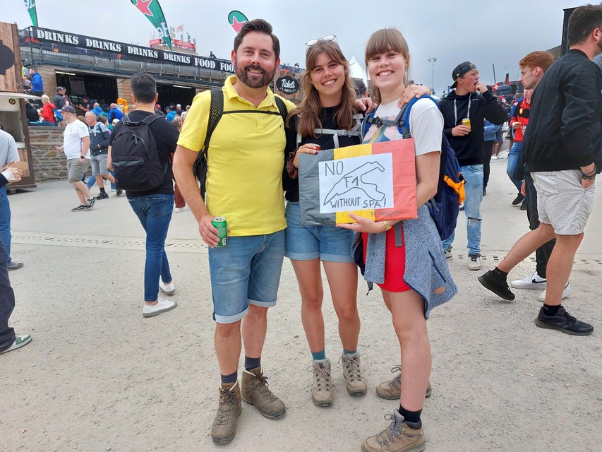 Filip Dekeyser en zijn dochters Lotte en Merel maken met een eigen bordje hun mening over de Grote Prijs van België duidelijk. “Geen F1 zonder Spa”, staat er te lezen.. 