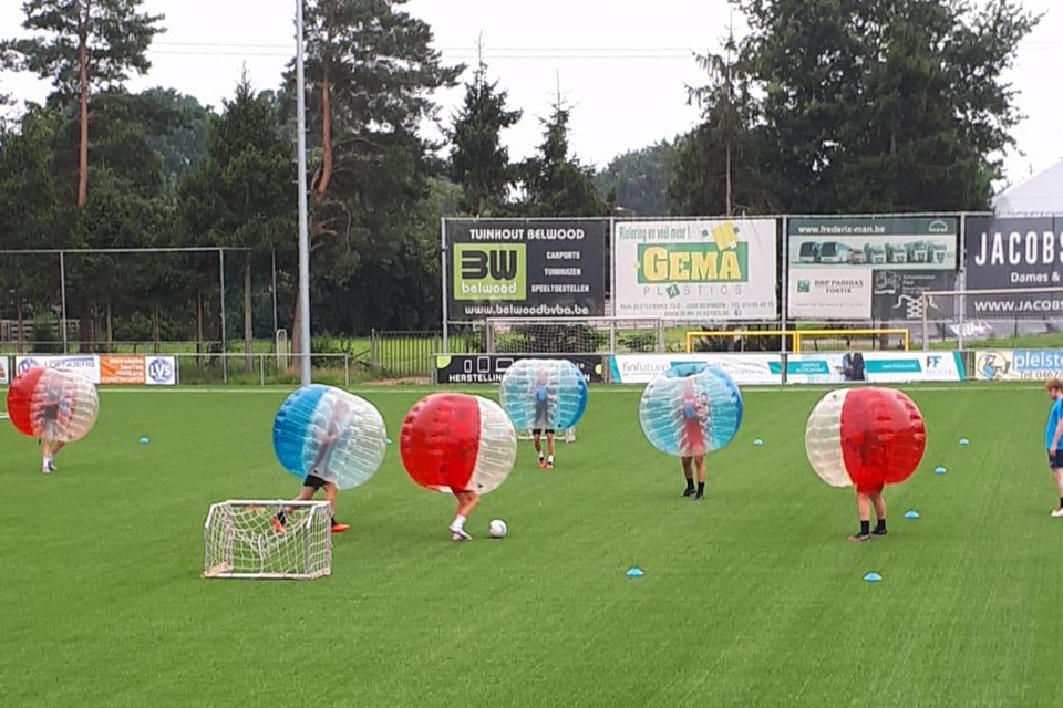 De spelers van Koersel tijdens een partijtje bubbelvoetbal. 