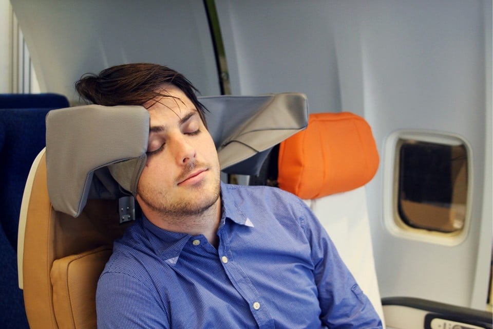 Succesvol wees onder de indruk zitten Kussen om beter te slapen in vliegtuig wint prijs | Het Belang van Limburg  Mobile
