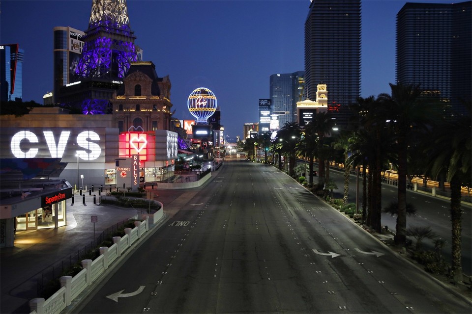 Zelfs de Strip in Las Vegas - zes rijvakken in elke richting - ligt er verlaten bij. 