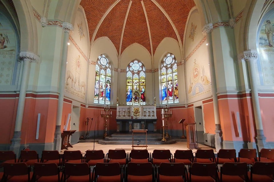 Het sacrale deel is ondergebracht in het koor en de zijbeuken van de Sint Willibrorduskerk. De muurschilderingen werden vrijgelegd en geven het sacrale deel een kerkelijke uitstraling.  De sacrale ruimte kan afgesloten worden met een verschuifbare wand.