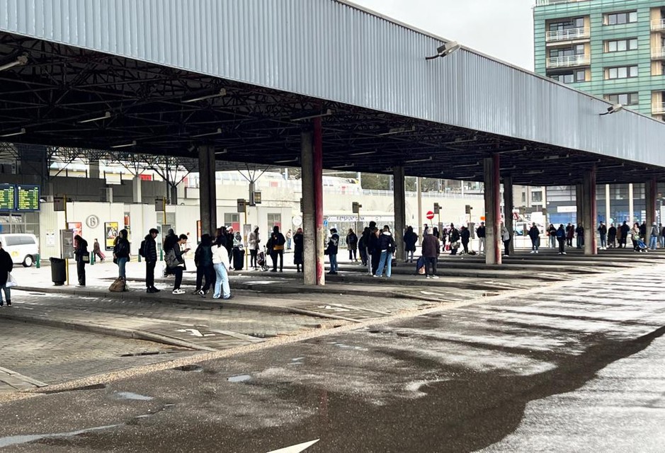 Door de staking zijn tientallen reizigers gestrand aan het station van Genk.