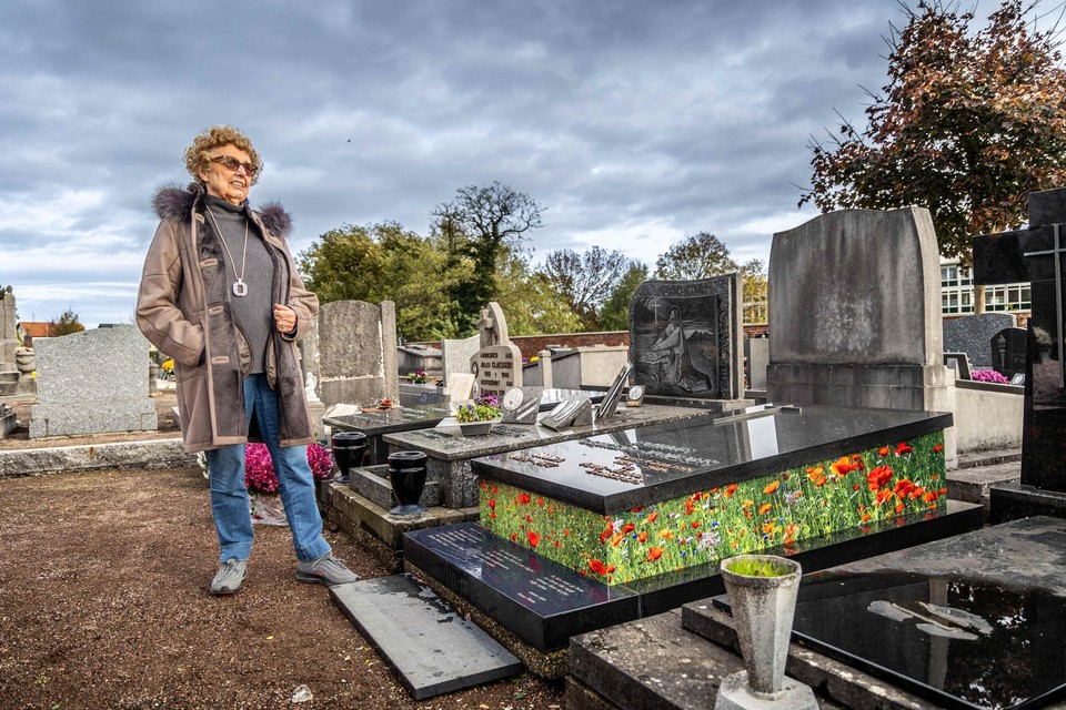 Anne-Marie Scheepers (86) liet foto’s van veldbloemen aanbrengen op het graf van haar man. 