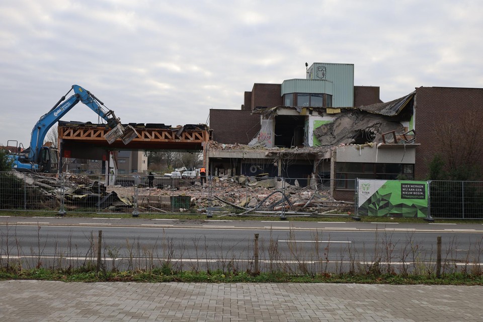 Langs de Stadsgraaf in Stokkem zijn de afbraakwerken gestart van de voormalige GO!-school. De afbraakwerken duren tot februari 2024.