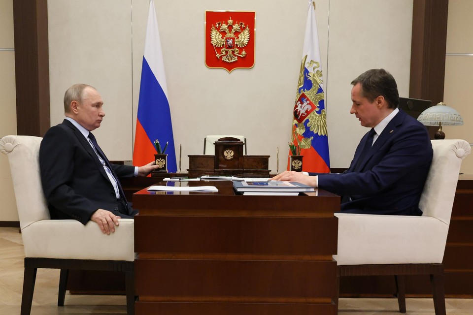 Archiefbeeld: de gouverneur van Belgorod spreekt met president Vladimir Poetin.