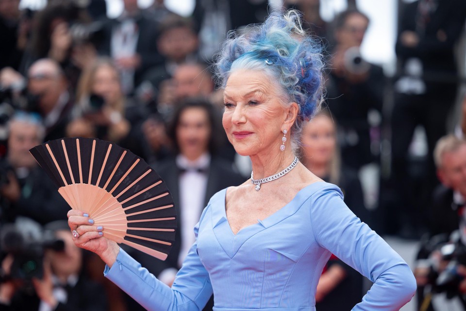 Helen Mirren ging voor de full-on mermaid look met blauwe lokken en een jurk van Del Core.