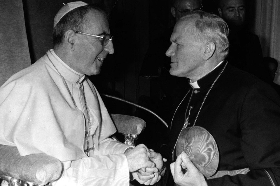 Paus Johannes Paulus I (links) met zijn later opvolger Carol Wojtila. 