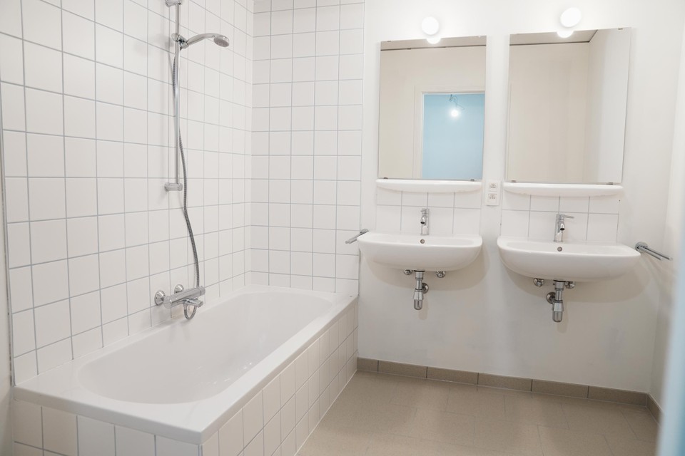Een badkamer met ligbad voor de grote appartementen, de kleinere hebben een douche.