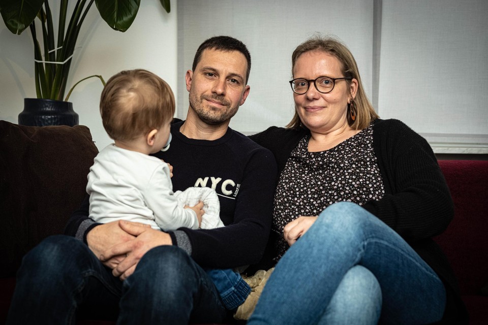 Brenda Vanderheyden en Danny De Boel met hun pleegzoontje van zeventien maanden. 