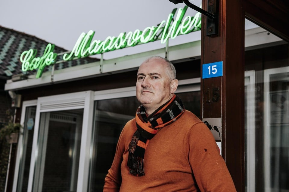 Rudi Smeets voor Café Maasvallei, waar hij 42 jaar achter de toog stond. 