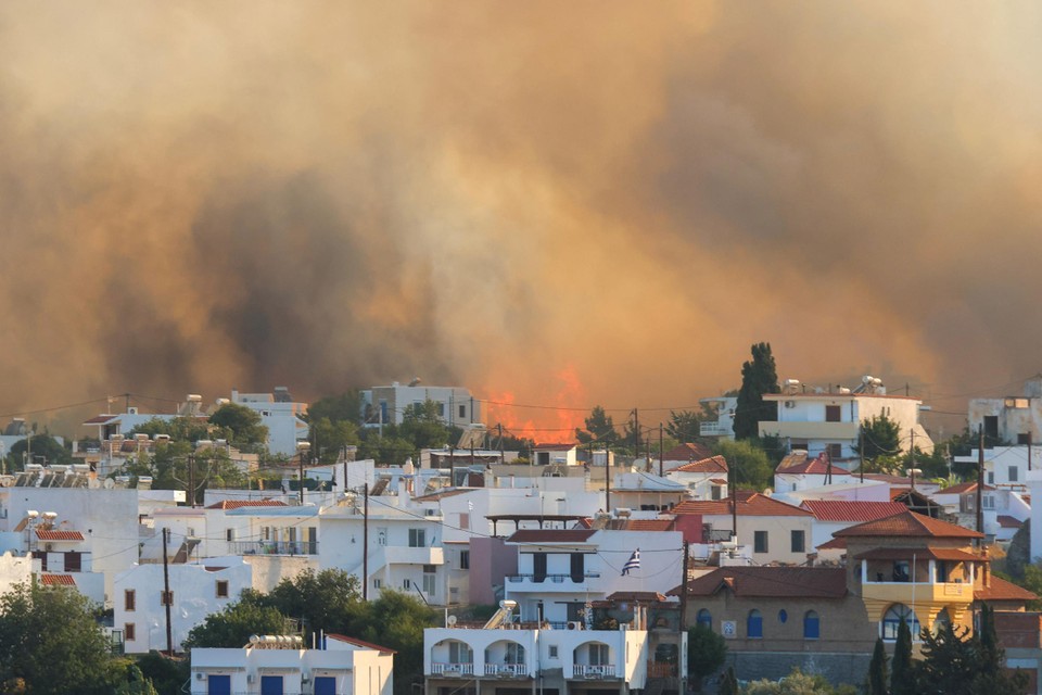 Vlammen en rook boven het dorpje Gennadi op het Griekse eiland Rhodos.