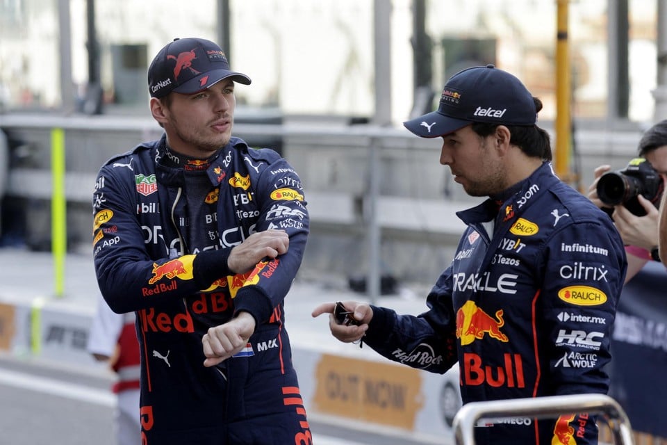 Max Vertappen en Sergio Perez in Abu Dhabi, bij het maken van een teamfoto. 
