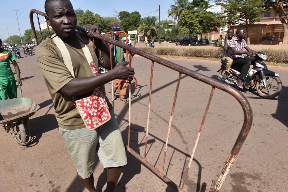 In de hoofdstad Ouagadougou ruimen inwoners intussen de rommel op na de onlusten van de jongste dagen. 