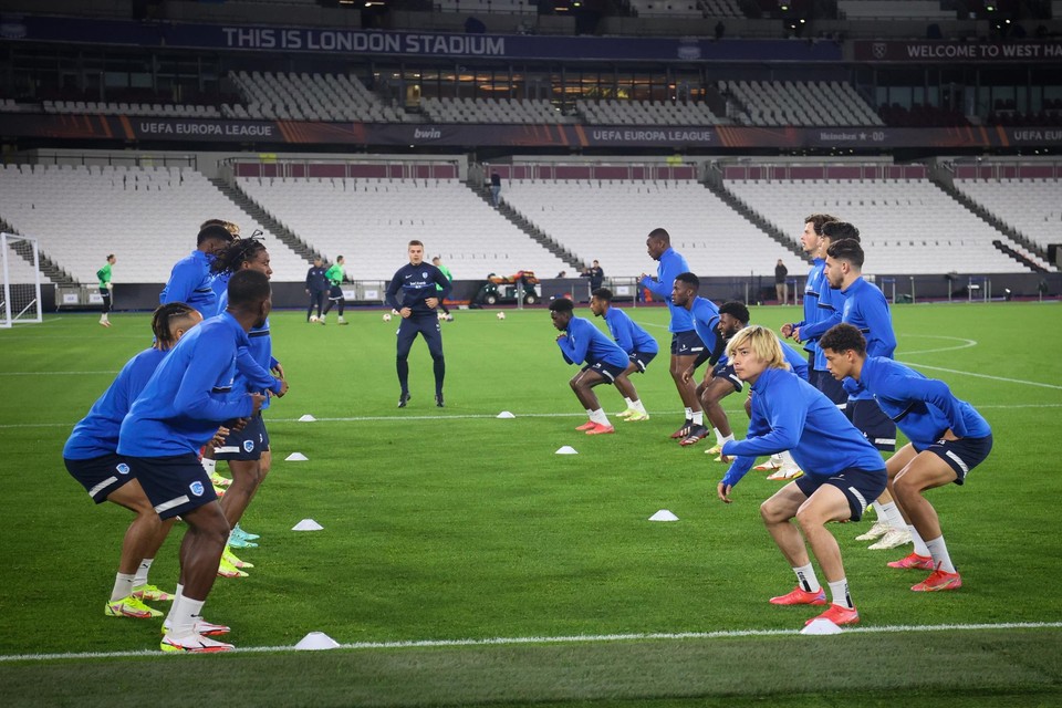 John van den Brom en zijn ploeg trainden woensdagavond alvast in het London Stadium. 