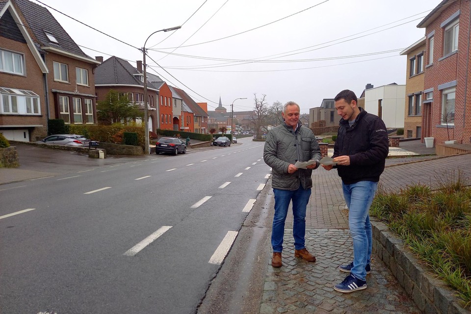 Met de projectcoördinator worden de  stappen van de enorme werken besproken op Meershoven. 