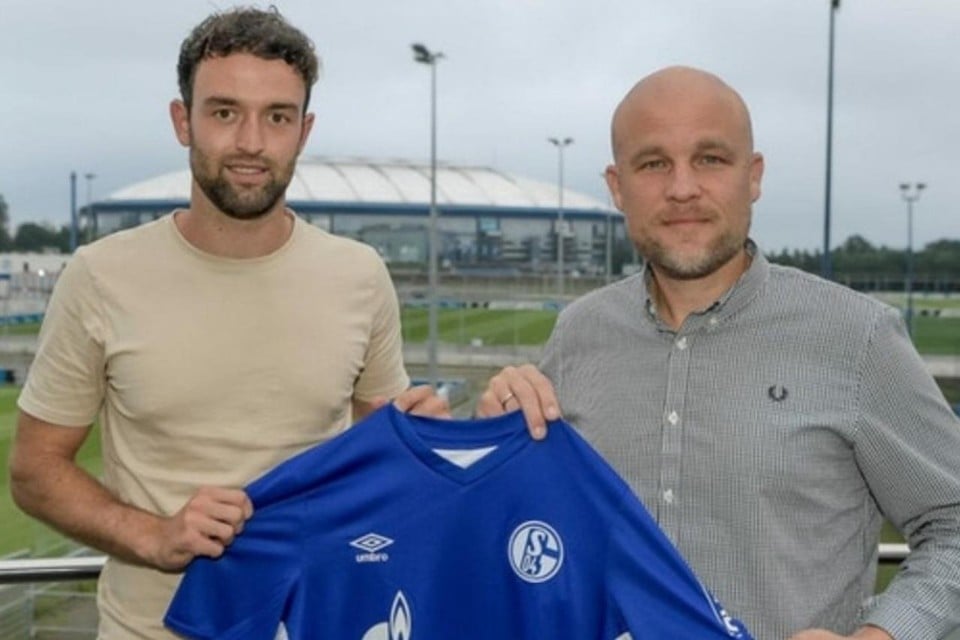 Dries Wouters poseert met shirt van zijn nieuwe club aan de zijde van sportief directeur Rouven Schröder. 