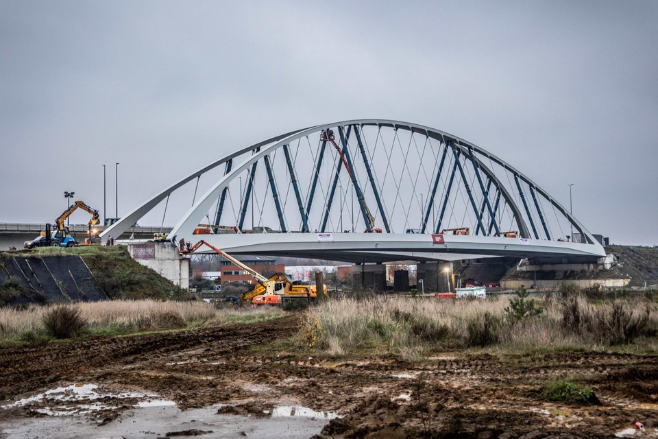De nieuwe brug is een stalen boogbrug van 123 meter lang. 