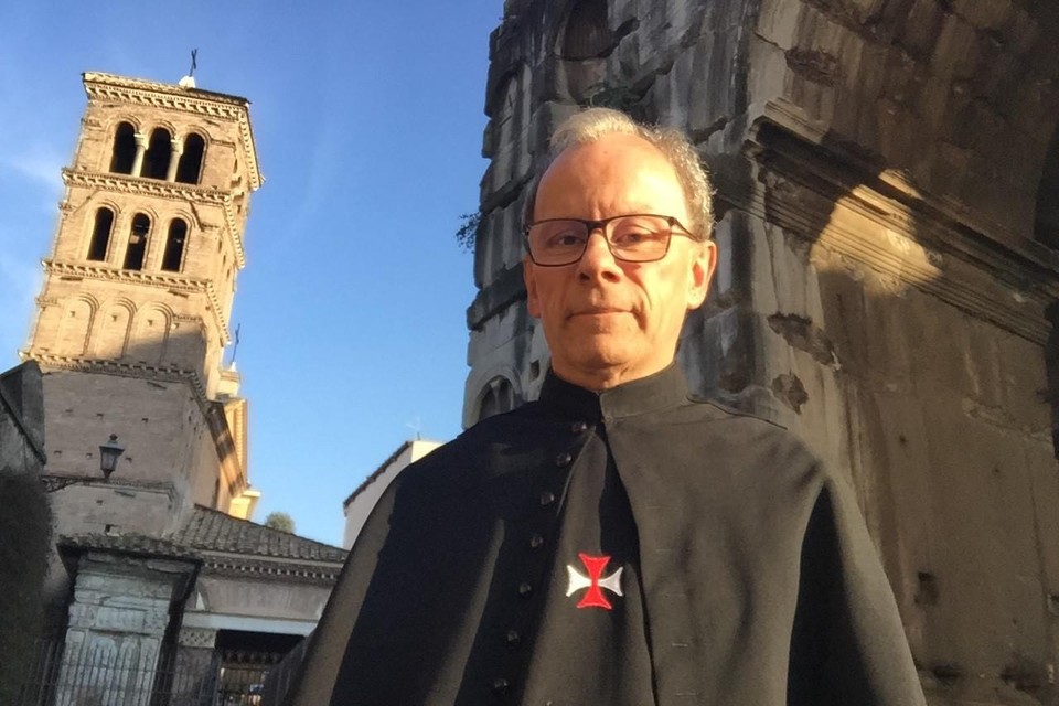 Kruisheer Pierre-Paul Walraet in Rome bij de San Giorgio al Velabro-kerk en de Boog van Janus. 