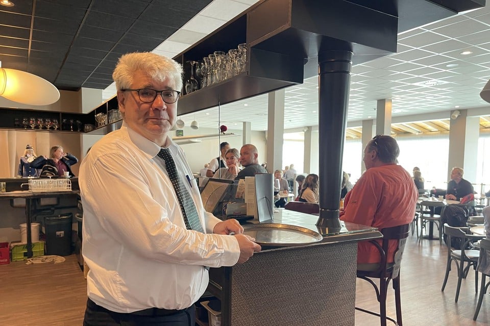 Jan Vercruysse moet voor het eerst in 33 jaar noodgedwongen het restaurantgedeelte van zijn zaal sluiten wegens personeelstekort. 
