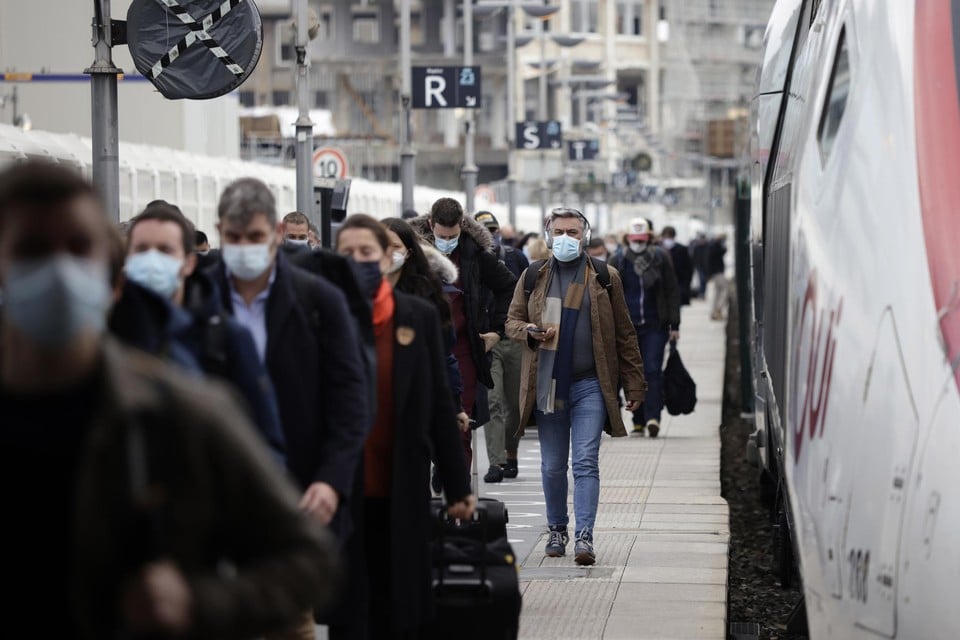 Mensen ‘vluchten’ uit Parijs nadat er een nieuwe lockdown werd aangekondigd. 