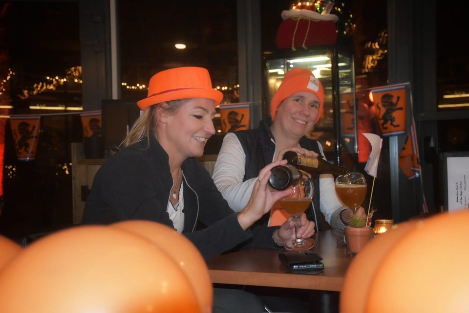 Ook de vrouwelijke Nederlandse supporters drinken zich moed in na achterstand tegen Argentinië. 