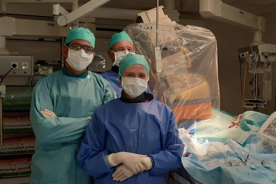 Interventiecardiologen dr. Edouard Benit (achteraan) en dr. Yoann Bataille (links) voerden de unieke ingreep uit bij een 87-jarige patiënt in Jessa. Vooraan: verpleegkundige Helena. 