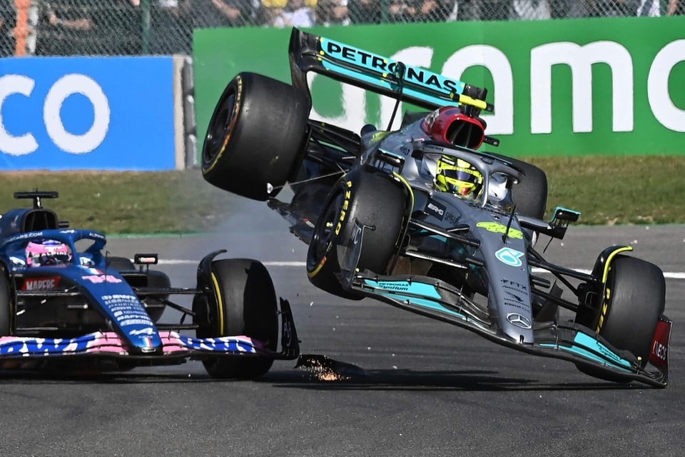 Lewis Hamilton liep in dit incident motorschade op. 