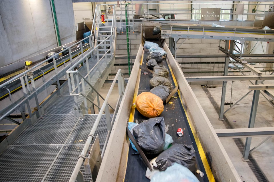 De afvalzakken worden in Beringen gesorteerd en van daaruit naar de verwerkingsinstallaties gebracht.
