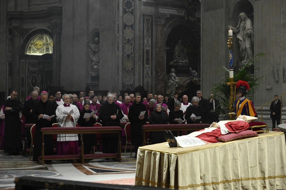 Het lichaam van paus Benedictus ligt opgebaard in de Sint-Pietersbasiliek. Tot woensdag kan het publiek een laatste groet brengen. 