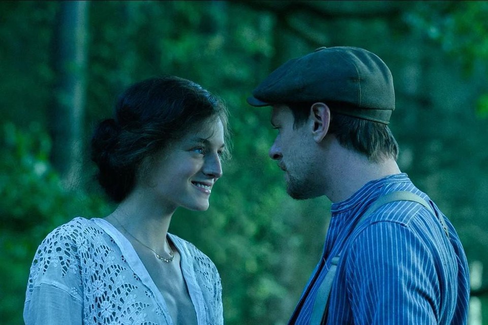 Emma Corrin en Jack O‘Connell als Lady Chatterley en jachtopziener Oliver in ‘Lady Chatterley’s Lover’. 