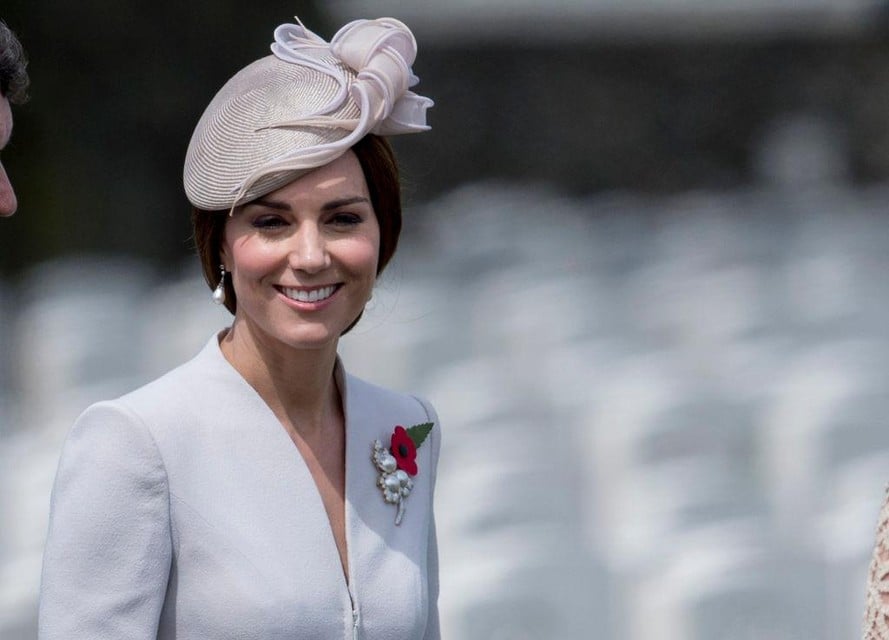 Kate Middleton tijdens een bezoek aan ons land in 2017 met de broche die aan de oorbellen doet denken.