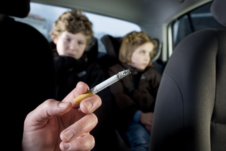 Rokers die betrapt worden met kinderen in de auto, riskeren een boete van 200 euro.