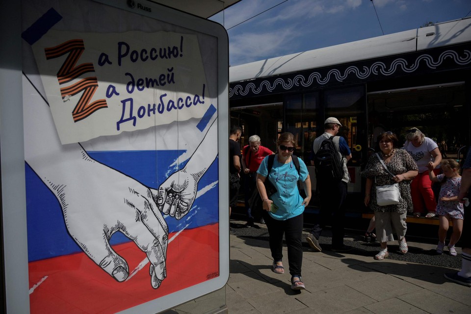 "Voor Rusland! Voor de kinderen van de Donbas!", luidt het op deze affiche in Moskou-Centrum, die ook Ruslands militaire Z-symboliek bevat. 